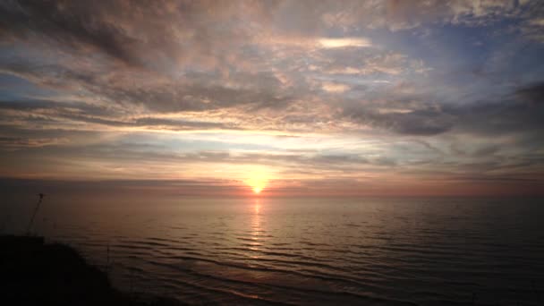 Coucher de soleil au-dessus du cap Baltique Kolka Lettonie — Video