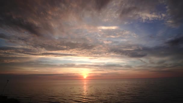Západ slunce nad Baltské moře mys Kolka Lotyšsko — Stock video