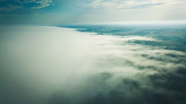 Nebliger Sonnenaufgang über der Landschaft Weg Luftaufnahme Lettland — Stockfoto