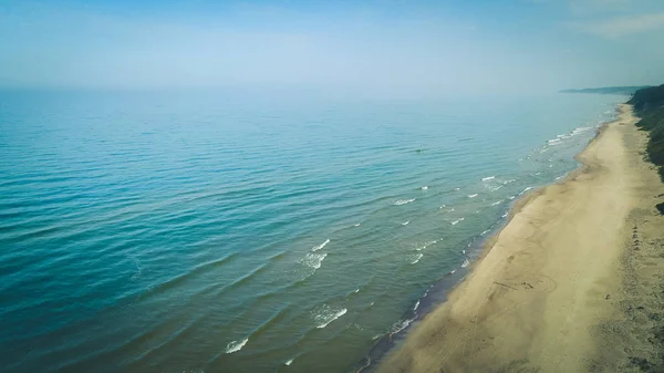 Vista aerea dell'albero vicino alla costa Jurkalne, Mar Baltico, Lettonia — Foto Stock