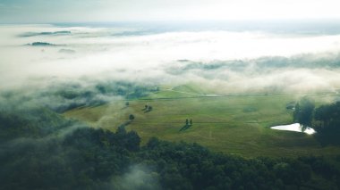 Kırsal yolu havadan görünümü Letonya üzerinden puslu gündoğumu