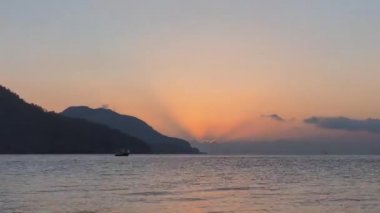 Deniz ve gökyüzü Timelapse Türkiye 4k yukarıda gündoğumu siluet