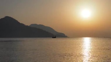 Deniz ve gökyüzü Timelapse Türkiye 4k yukarıda gündoğumu siluet