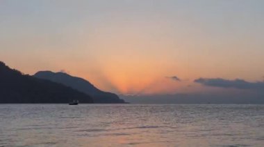 Deniz ve gökyüzü Timelapse Türkiye 4k yukarıda gündoğumu siluet