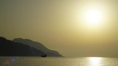 Deniz ve gökyüzü Timelapse Türkiye 4k yukarıda gündoğumu siluet