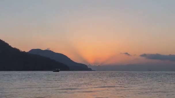 Silueta de salida del sol sobre el mar y el cielo Timelapse Turquía 4K — Vídeos de Stock