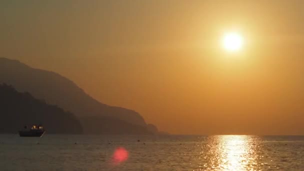 Silueta de salida del sol sobre el mar y el cielo Timelapse Turquía 4K — Vídeos de Stock