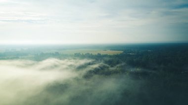 Kırsal yolu havadan görünümü Letonya üzerinden puslu gündoğumu