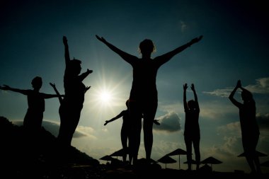 Yoga siluet denizde mal ve dağ Türkiye
