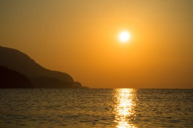 Deniz ve gökyüzü Türkiye yukarıda gündoğumu güneş