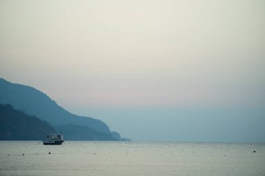 Deniz ve gökyüzü üzerinde gündoğumu önce an Türkiye