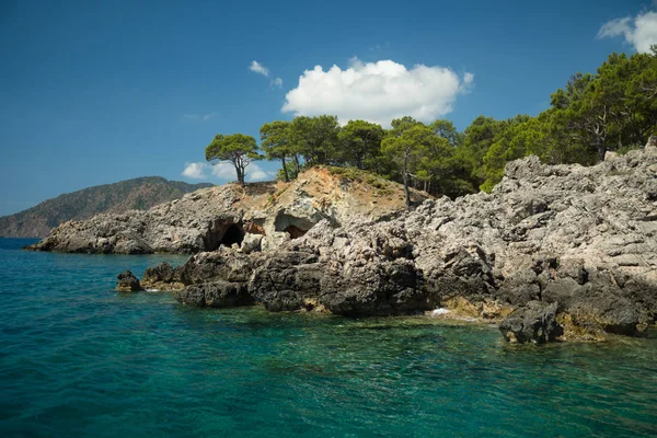 Mar azul vivo en laguna y roca Turquía — Foto de Stock