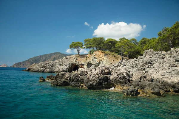 Mar azul vivo en laguna y roca Turquía — Foto de Stock