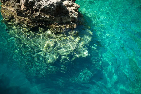 ラグナ ・ ロックのトルコの鮮やかな青い海 — ストック写真