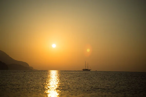Восход солнца над морем и небом — стоковое фото