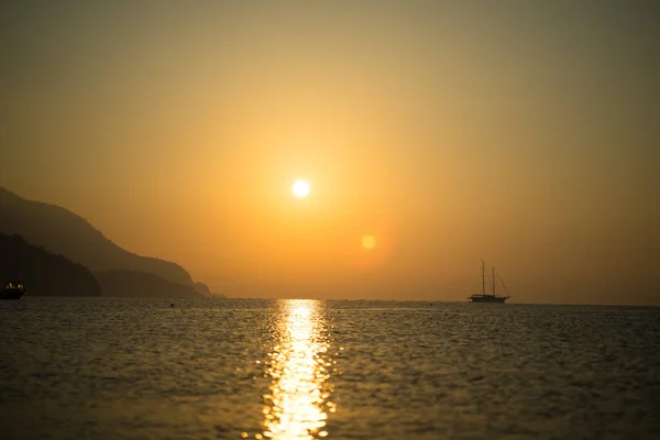 Soleil levant au-dessus de la mer et ciel Turquie — Photo