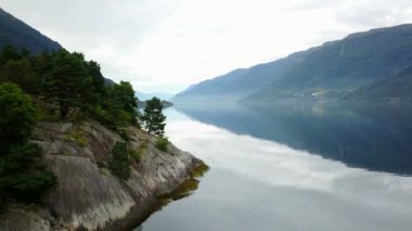 Norveç - açık hava tarihinde dron'un sudan ideal fiyort yansıması