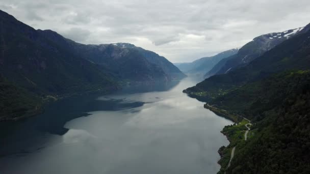 Norwegia - fiord idealne odbicie w czystej wodzie z drona na powietrzu — Wideo stockowe