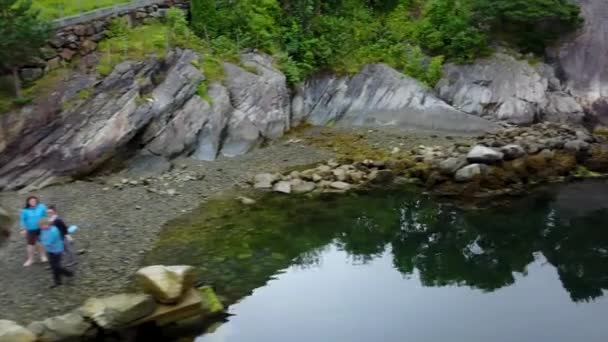 Норвегия - идеальное отражение фьорда в чистой воде — стоковое видео