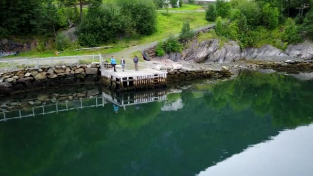 Norge - idealisk fjord reflektion i klart vatten — Stockvideo