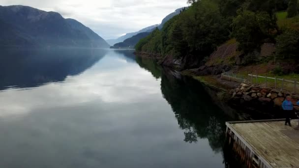 Norwegia - fiord idealne odbicie w czystej wodzie z drona na powietrzu — Wideo stockowe