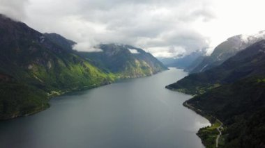 Dron üzerinde air Norveç fiyord ve su görünümü