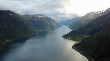 Dron üzerinde air Norveç fiyord ve su görünümü