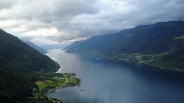 Dron üzerinde air Norveç fiyord ve su görünümü