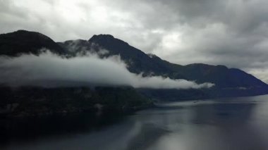 Dron üzerinde air Norveç fiyord ve su görünümü