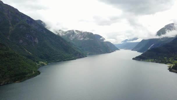 Visa till fjorden och vatten från drone på luft Norge — Stockvideo
