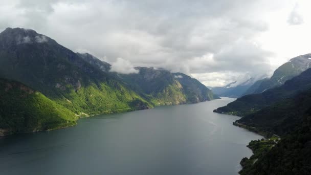 Vista al fiordo y el agua desde el dron al aire Noruega — Vídeos de Stock