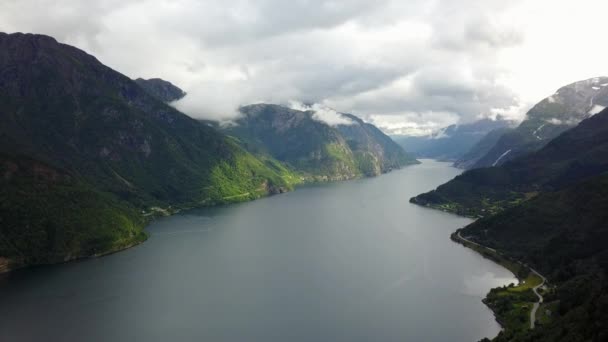 Dron üzerinde air Norveç fiyord ve su görünümü — Stok video