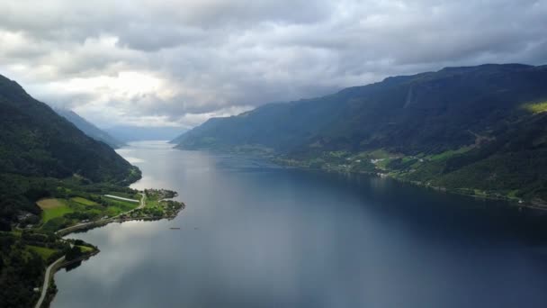 Вид на фьорд и воду с дрона по воздуху Норвегия — стоковое видео