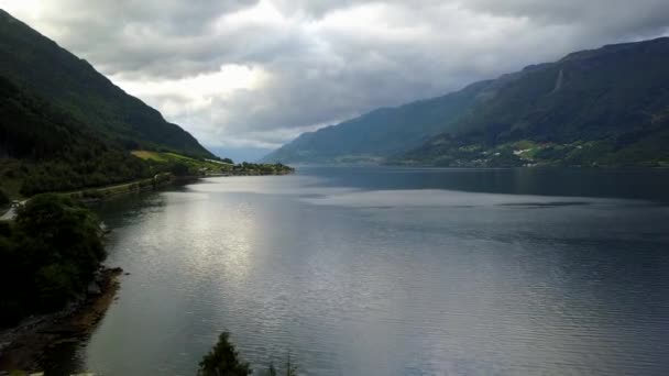 空気ノルウェーのドローンからフィヨルドと水への眺め — ストック動画