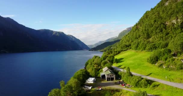 Solig dag Visa till fjorden och vatten från drone på luft Norge — Stockvideo