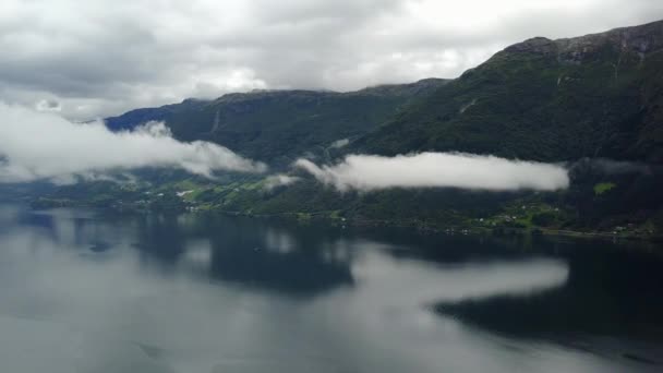 Vista sul fiordo e l'acqua dal drone in onda Norvegia — Video Stock