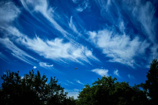 Aviones en el cielo azul hora de verano — Foto de Stock