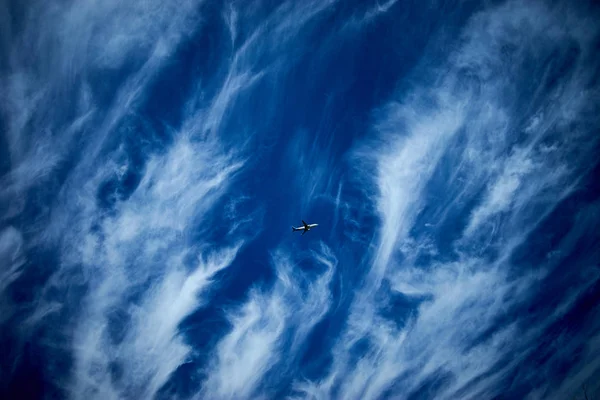 Αεροσκάφη κατά τη θερινή ώρα της μπλε του ουρανού — Φωτογραφία Αρχείου