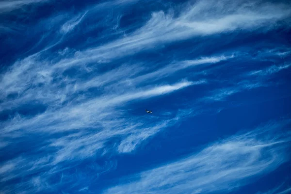 Aereo nel cielo blu ora esatta — Foto Stock