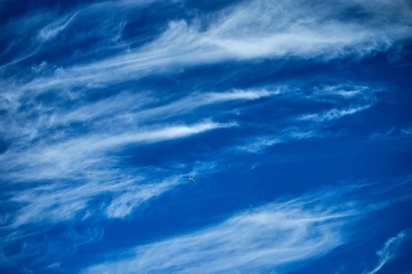 Aereo nel cielo blu ora esatta — Foto Stock