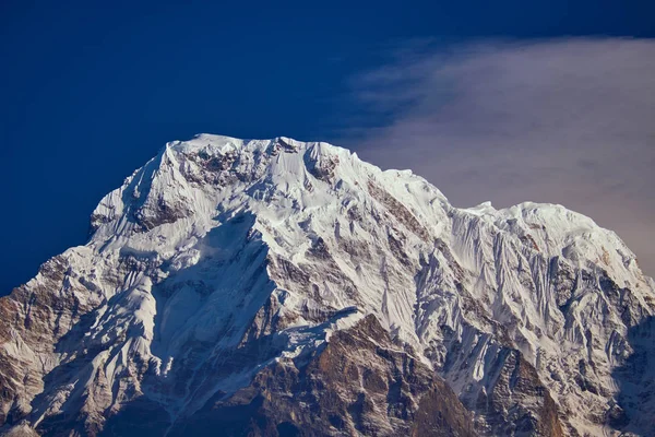 尼泊尔安纳普尔纳地区喜马拉雅山的安娜普尔纳南峰和山口 — 图库照片
