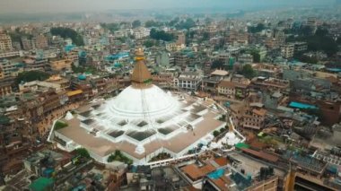 --Dan soluduğumuz hava Bodhnath Stupa: Katmandu, Nepal - 12 Ekim 2018 - Bodhnath olduğu en büyük Budist stupa tapınakta Nepal Video Mavic Robot 4 k video