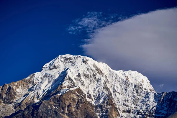 Южный пик Аннапурны и перевал в Гималаях, регион Аннапурна, Непал — стоковое фото