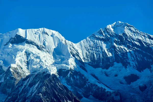 尼泊尔安纳普尔纳地区喜马拉雅山的安娜普尔纳南峰和山口 — 图库照片
