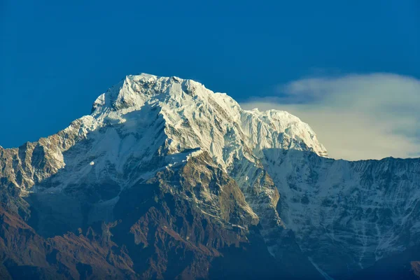 Pico Sul de Annapurna e passe nas montanhas do Himalaia, região de Annapurna, Nepal — Fotografia de Stock