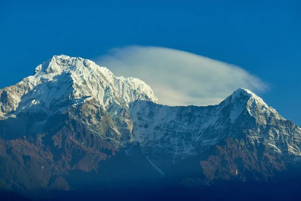 Pico Sur de Annapurna y paso en las montañas del Himalaya, región de Annapurna, Nepal — Foto de Stock