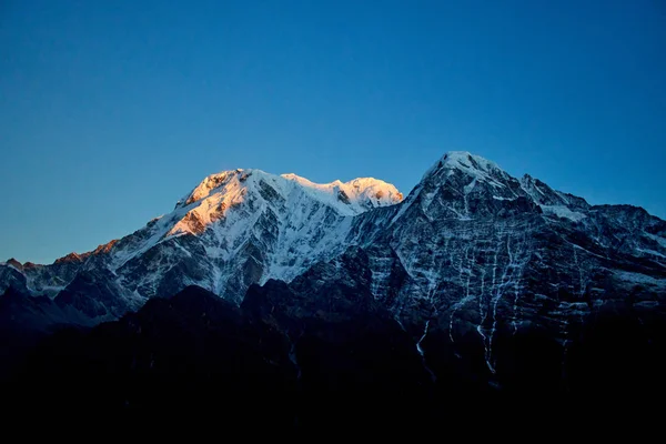 Salida del sol sobre la montaña Annapurna en el valle Himalaya montañas Mardi Himal —  Fotos de Stock