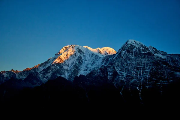 Východ slunce nad Annapurna hory v údolí Himalájí horách Mardi Himal — Stock fotografie