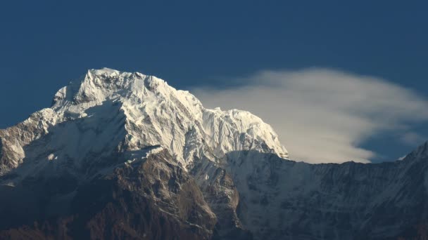 Pico Sur de Annapurna y paso en las montañas del Himalaya, región de Annapurna, Nepal 4K — Vídeo de stock