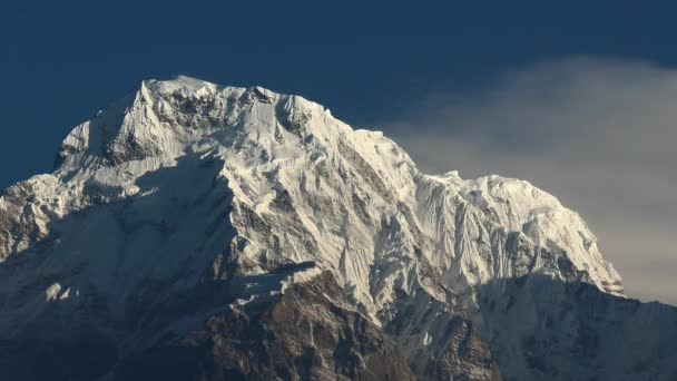 Pico Sur de Annapurna y paso en las montañas del Himalaya, región de Annapurna, Nepal 4K — Vídeo de stock